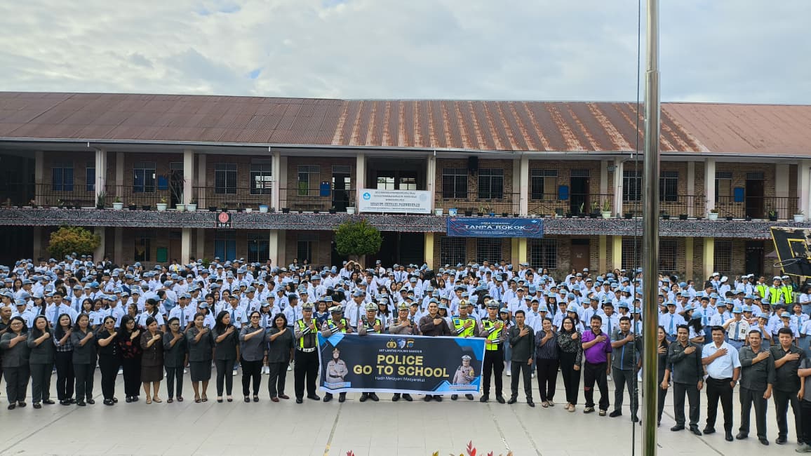 Sat Lantas Polres Samosir Salurkan Perlengkapan Lalu Lintas bagi PKS SMA Santo Mikhael Pangururan.