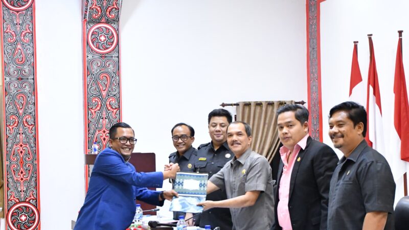 DISETUJUI 5 FRAKSI, BUPATI SAMOSIR DAN DPRD TETAPKAN RANPERDA P-APBD 2025 MENJADI PERDA