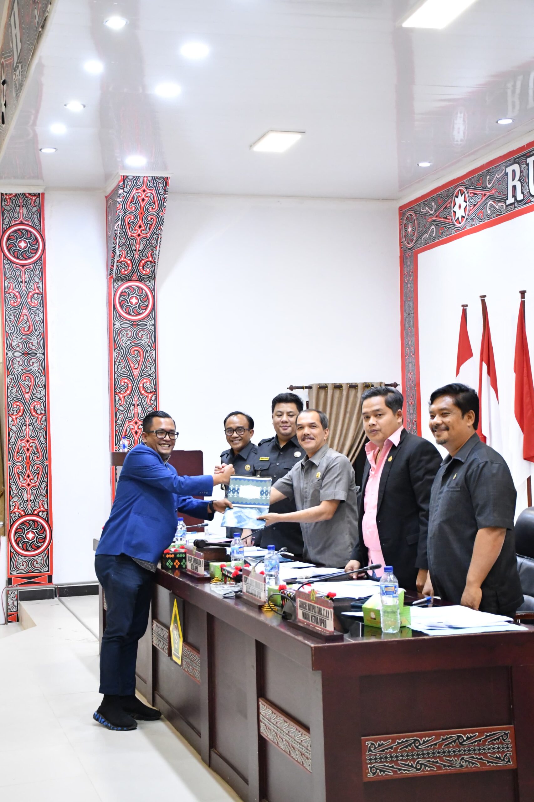 DISETUJUI 5 FRAKSI, BUPATI SAMOSIR DAN DPRD TETAPKAN RANPERDA P-APBD 2025 MENJADI PERDA