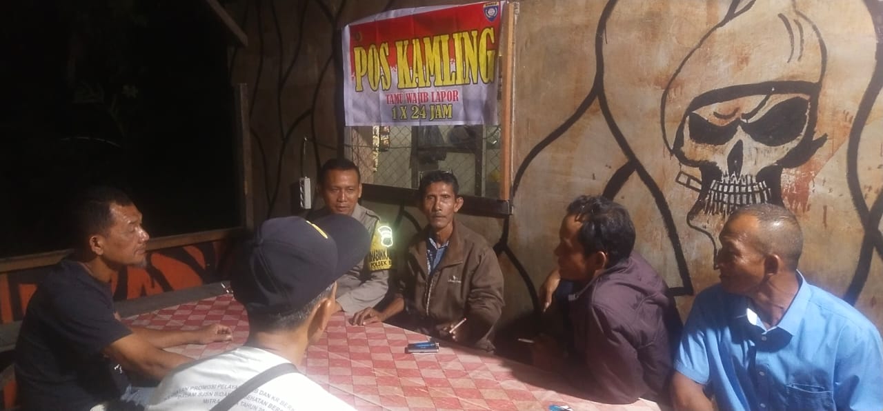 Bhabinkamtibmas Polsek Besitang Jalin Dialog dan Cek Pos Kamling di Desa Bukit Mas