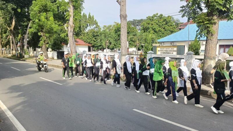 Satlantas Polres Langkat Lakukan Giat Pengawalan dan Pengaturan Giat Gerak Jalan dalam Rangka Ospek Mahasiswa Baru Akper Pal
