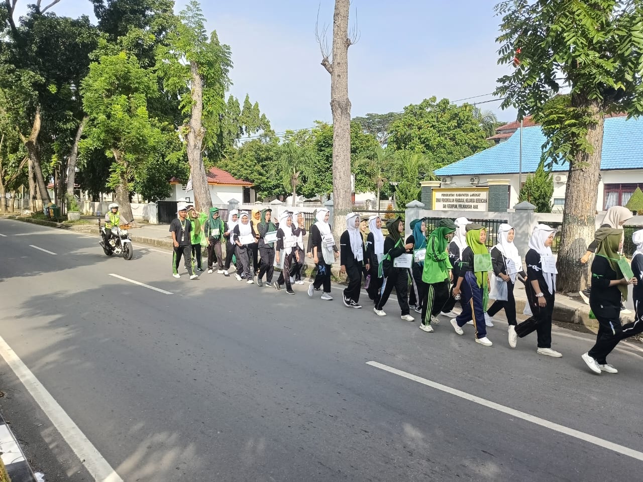 Satlantas Polres Langkat Lakukan Giat Pengawalan dan Pengaturan Giat Gerak Jalan dalam Rangka Ospek Mahasiswa Baru Akper Pal