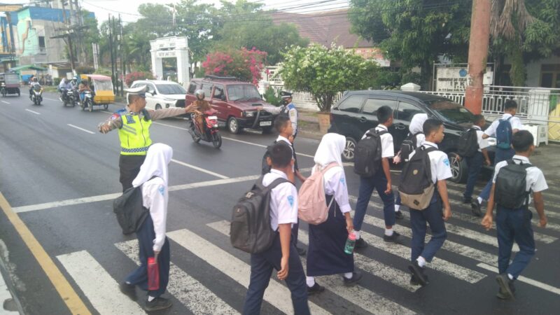 Polres Langkat Meningkatkan Pengaturan Lalu Lintas Saat Padat Kendaraan di Pagi Hari