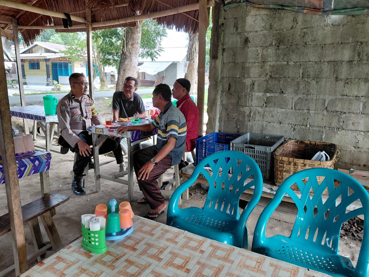 Bhabinkamtibmas Polsek Stabat Sambangi Warga, Sampaikan Pesan Kamtibmas