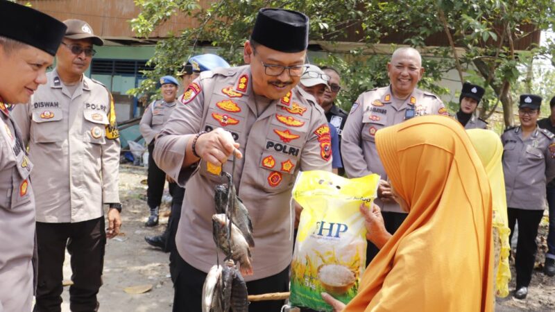 Jumat Berkah, Polres Langkat Bagikan Ikan Hasil Panen Bioflok dan Beras kepada Warga Kurang Mampu