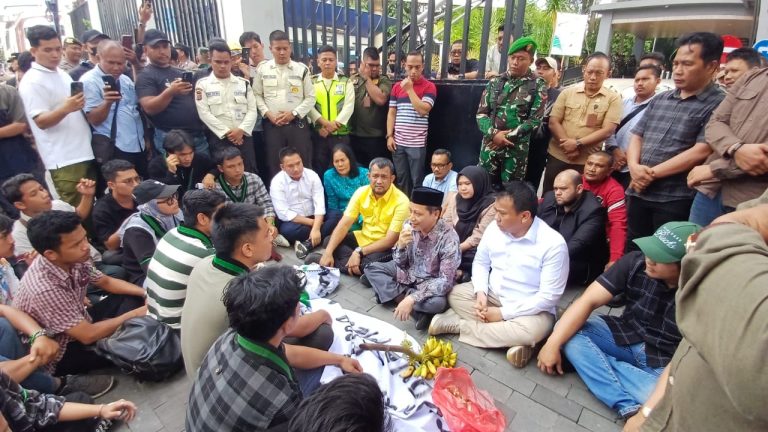Tiga Wakil Ketua dan 7 Anggota DPRD Medan Temui Massa Aksi HMI