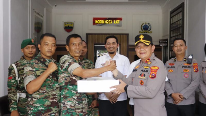 Polres Langkat Berikan Kue Ultah Secara Serentak kepada TNI dalam Rangka HUT TNI Ke-80