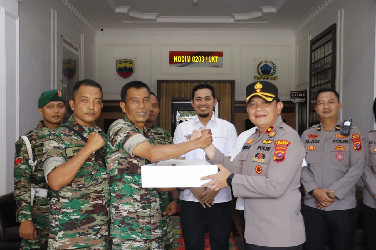 Polres Langkat Berikan Kue Ultah Secara Serentak kepada TNI dalam Rangka HUT TNI Ke-80