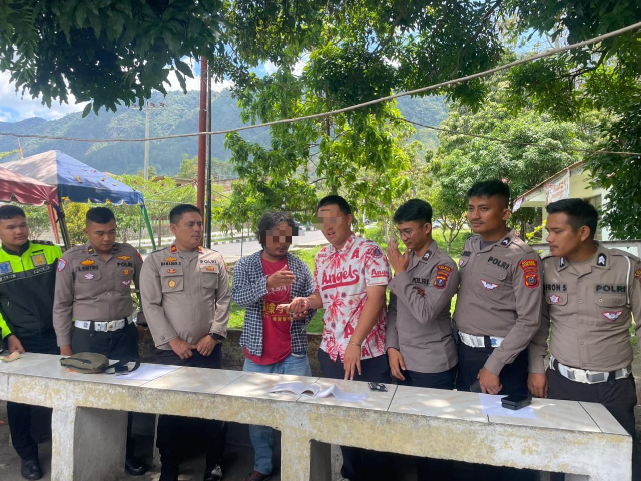 Polres Samosir Fasilitasi Mediasi Kecelakaan Lalu Lintas Antar Warga Negara Asing Asal Amerika Serikat Dengan Warga Kecamatan Simanindo Kabupaten Samosir.
