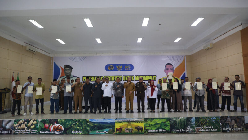 Penyerahan Sertipikat Program PTSL di Padanglawas Utara, Wujud Nyata Kepastian Hukum Tanah