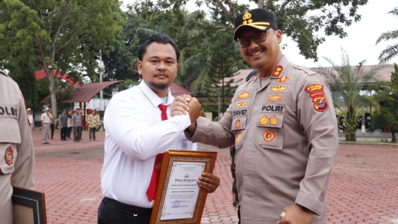 Berprestasi dalam Menjalankan Tugas Kepolisian, Kapolres Langkat Beri Piagam Penghargaan