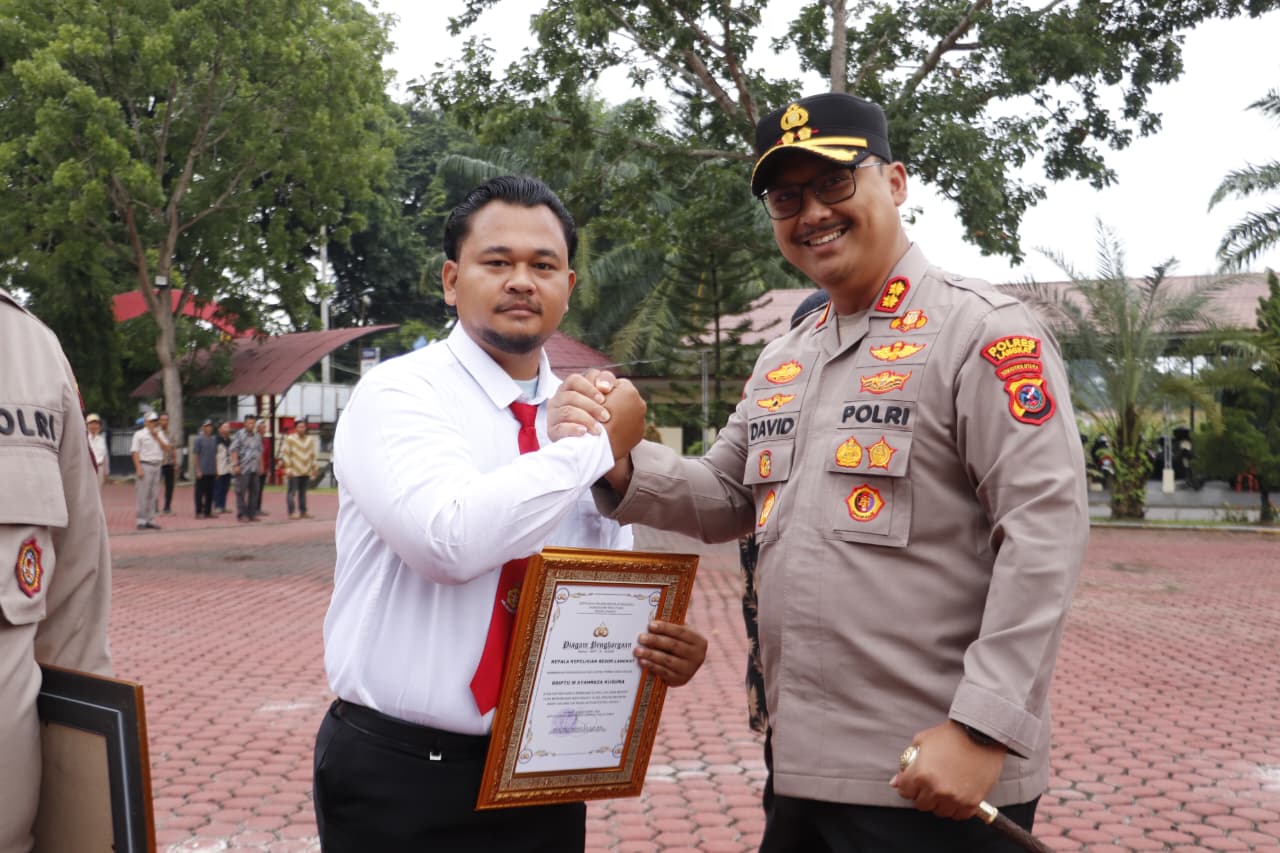 Berprestasi dalam Menjalankan Tugas Kepolisian, Kapolres Langkat Beri Piagam Penghargaan