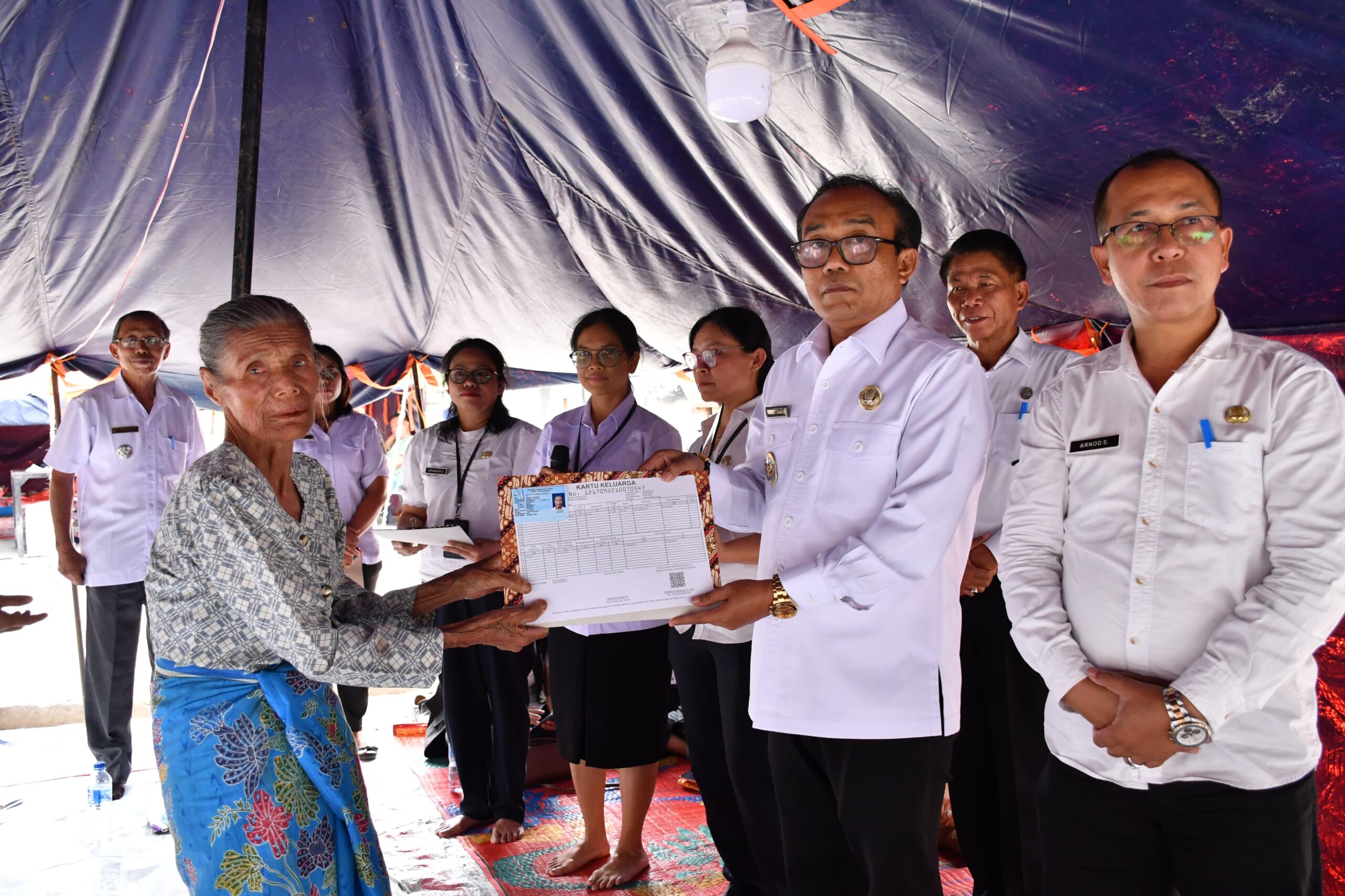 PEMKAB SAMOSIR KEMBALI BANTU KORBAN KEBAKARAN SIDAJI, WABUP SERAHKAN ADMINDUK DAN UANG TUNAI.
