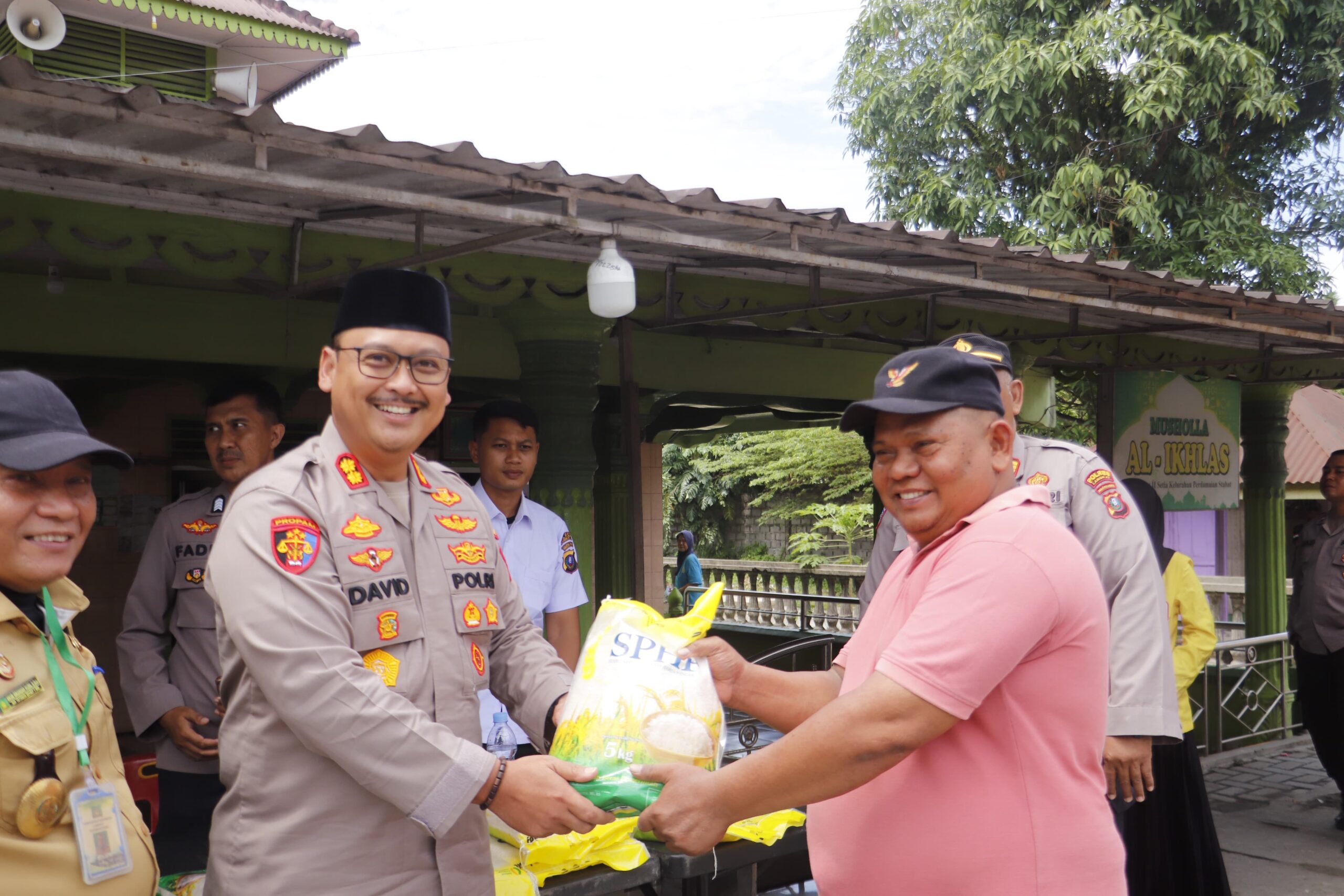 Menjaga Stabilitas dan Cegah Terjadinya Inflasi, Polres Langkat Secara Bertahap Terus Salurkan Beras Murah kepada Masyarakat