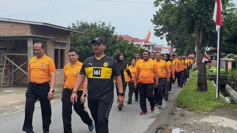 Kapolres Langkat Bersama Anggota Gelar Olahraga Pagi dengan Jalan Kaki Santai