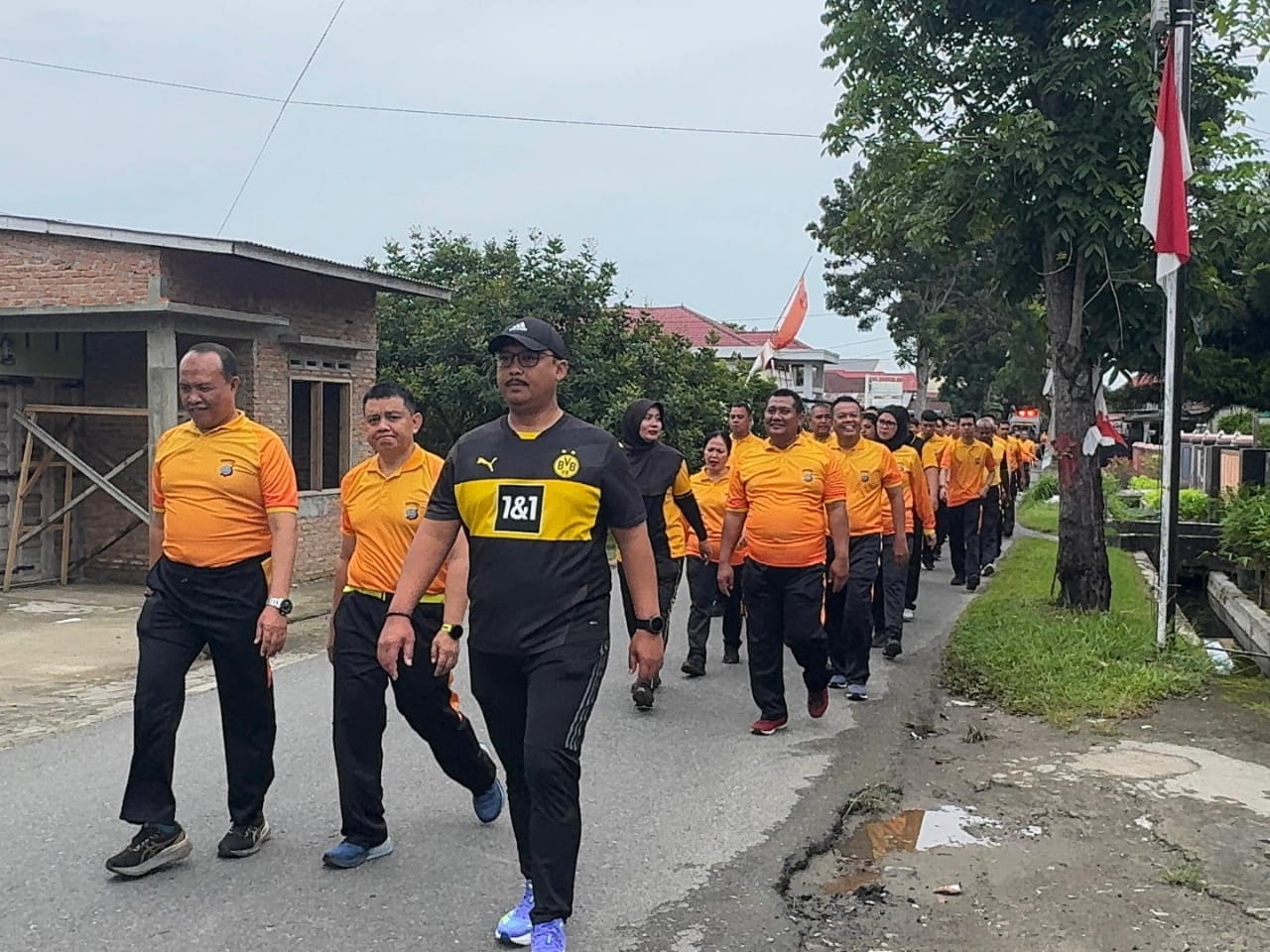 Kapolres Langkat Bersama Anggota Gelar Olahraga Pagi dengan Jalan Kaki Santai