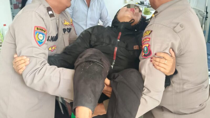 Aksi Cepat Personel Propam Polres Samosir bantu korban kecelakaan di Jalan Tolping, Simanindo.