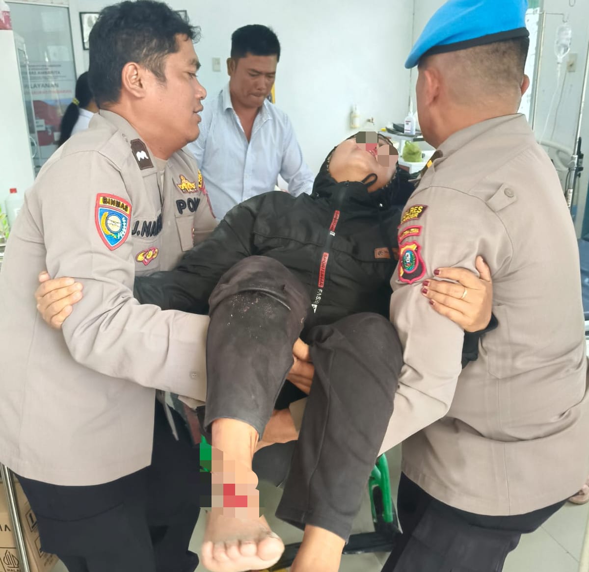 Aksi Cepat Personel Propam Polres Samosir bantu korban kecelakaan di Jalan Tolping, Simanindo.