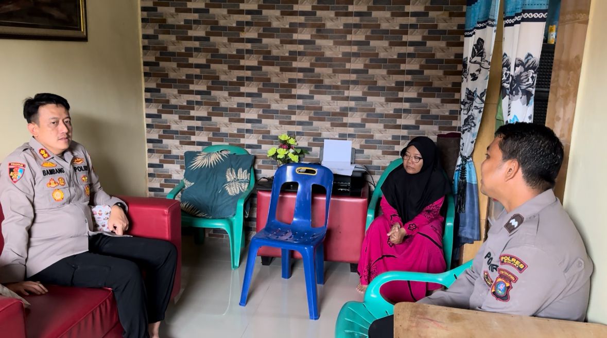 Kapolres Binjai Tiba di Rumah Duka Alm Bripka Taufik Berikan Santunan 