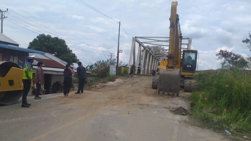 Jalan Ambalas di jalan Nasional sebelah Jembatan Binangarun Desa Pardugul.