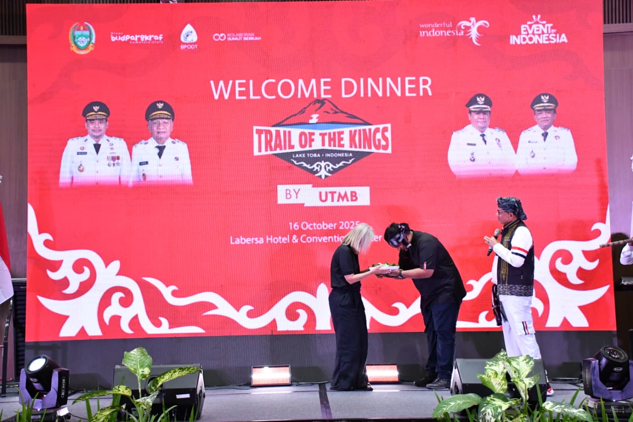 PEMKAB. SAMOSIR SAMBUT PELARI DARI 27 NEGARA, TOTK TAMPILKAN SAMOSIR DIPANGGUNG INTERNASIONAL.