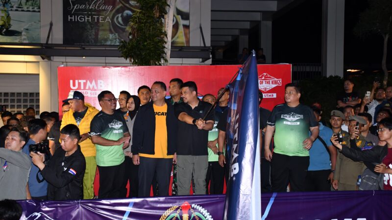 BUPATI SAMOSIR BERSAMA GUBSU LEPAS FLAG OFF TRAIL OF THE KING 100 KM.