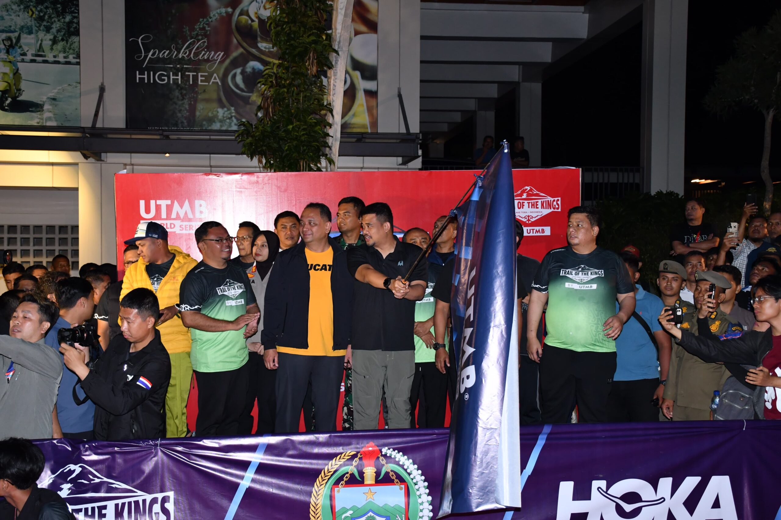 BUPATI SAMOSIR BERSAMA GUBSU LEPAS FLAG OFF TRAIL OF THE KING 100 KM.