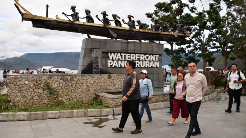 RIBUAN PENONTON BERSORAK SAAT PARA BUPATI TAMPIL DI MALAM HIBURAN TOTK, BUKTI KEBERSAMAAN MEMBANGUN LINTAS DAERAH.