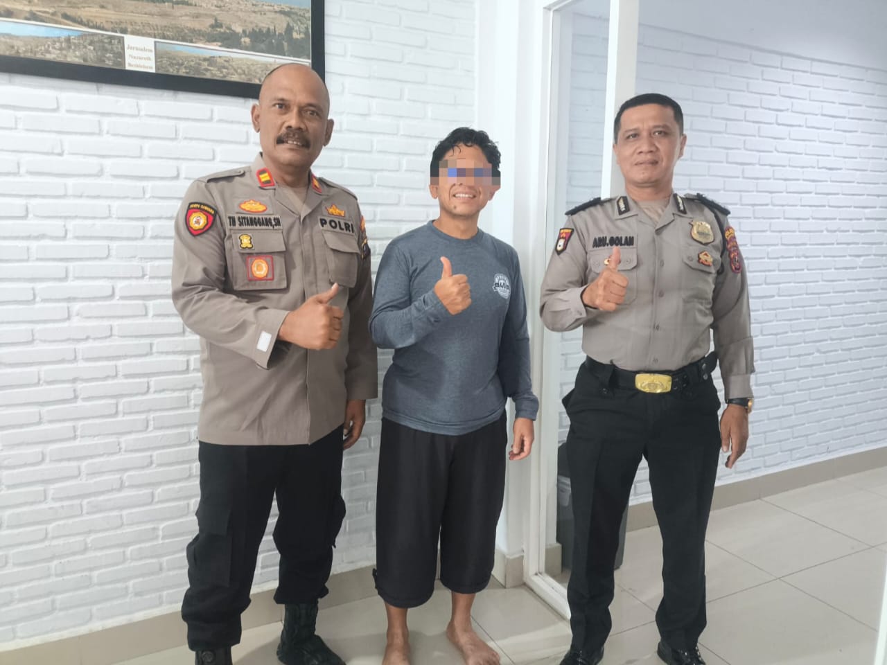 Tanggung Jawab Kemanusiaan Polres Samosir di Tengah Pengamanan Event Trail Of The Kings 2025 Lake Toba.