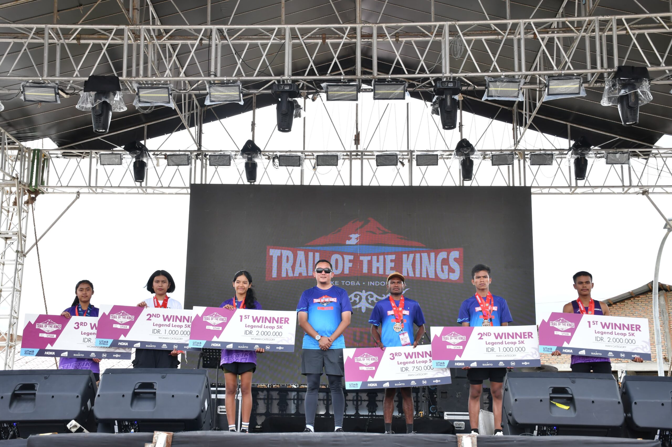 WAKIL BUPATI SAMOSIR SERAHKAN HADIAH JUARA TOTK.