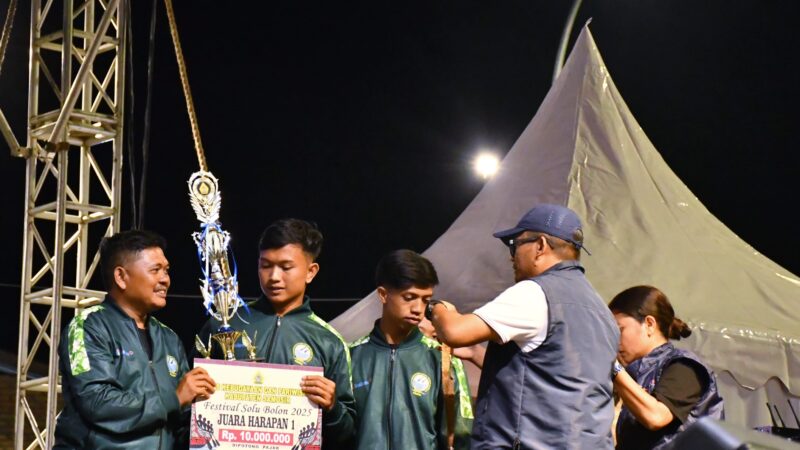 PURAKA MEDAN JUARAI FESTIVAL SOLU BOLON SAMOSIR, BUPATI DAN WABUP SERAHKAN PIALA.
