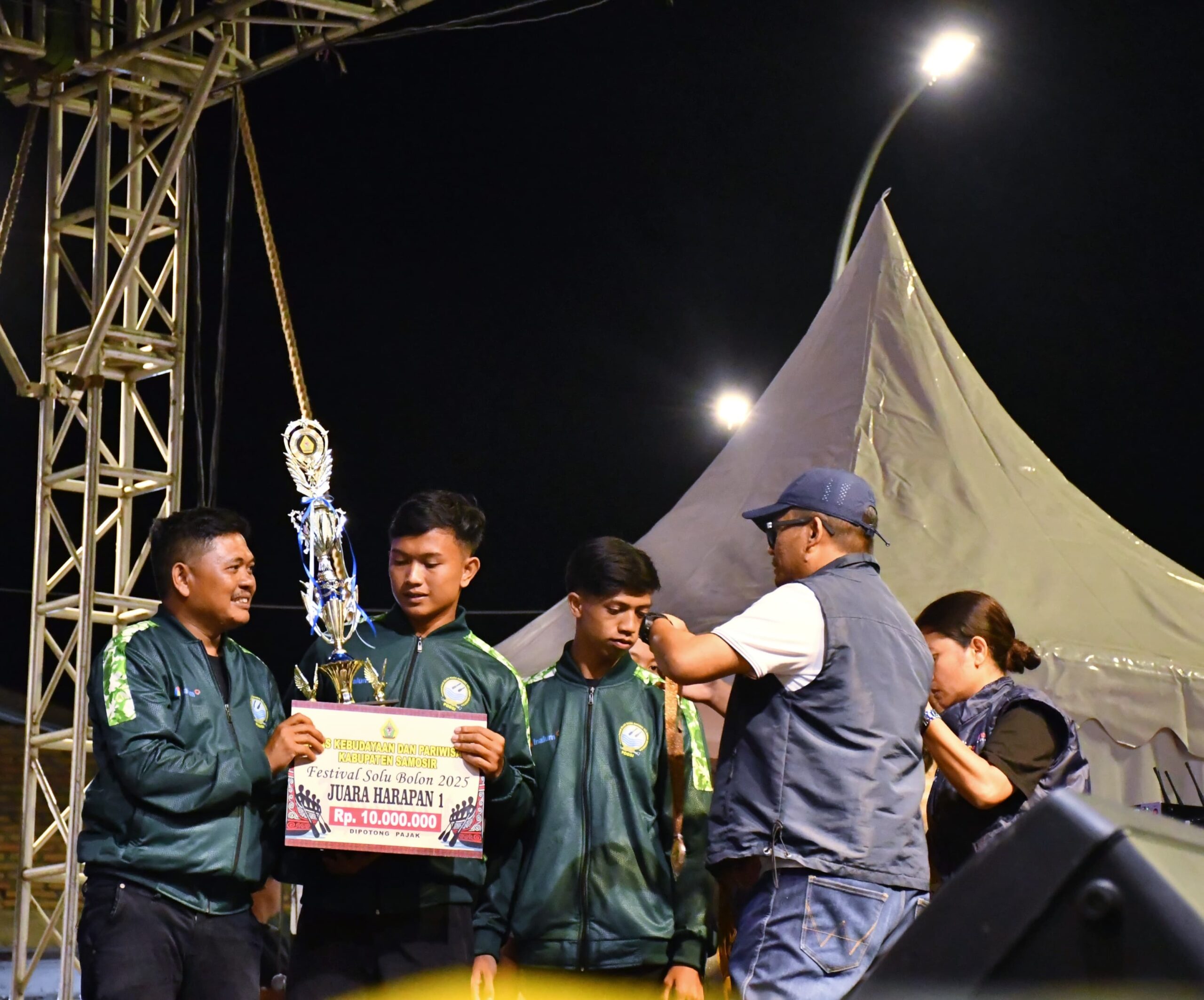PURAKA MEDAN JUARAI FESTIVAL SOLU BOLON SAMOSIR, BUPATI DAN WABUP SERAHKAN PIALA.