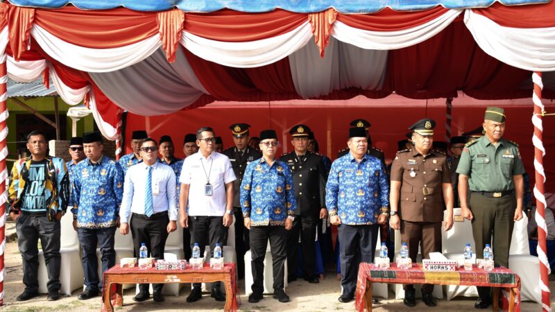 PEMKAB SAMOSIR PERINGATI HARI SUMPAH PEMUDA KE-97, BUPATI VANDIKO SERAHKAN PENGHARGAAN KEPADA ATLIT BERPRESTASI.