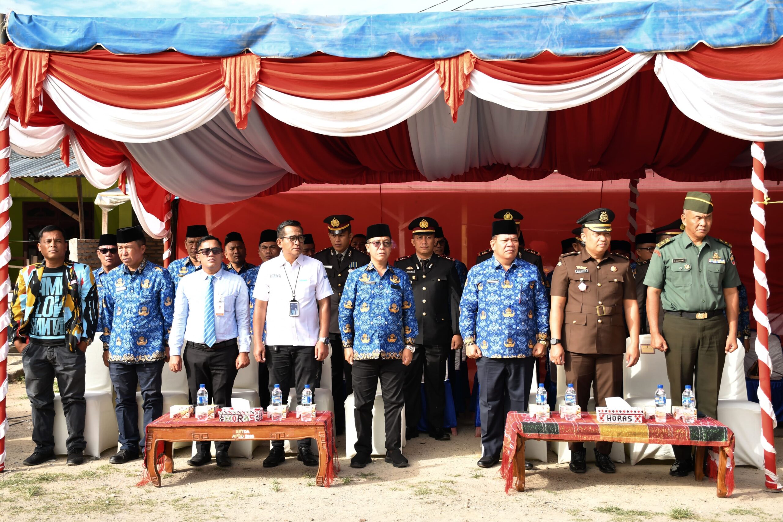 PEMKAB SAMOSIR PERINGATI HARI SUMPAH PEMUDA KE-97, BUPATI VANDIKO SERAHKAN PENGHARGAAN KEPADA ATLIT BERPRESTASI.