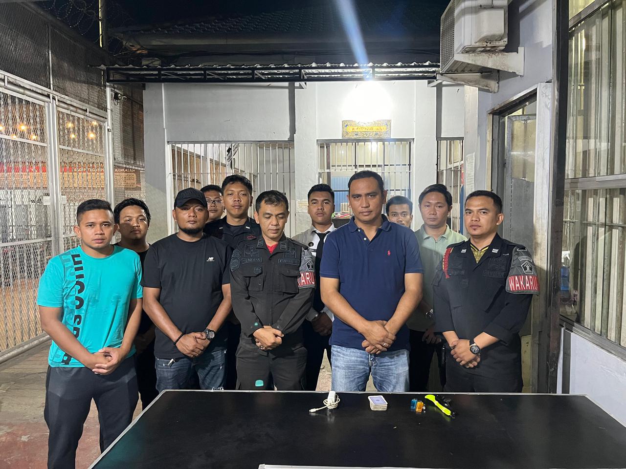 Pimpin Razia Blok Hunian, Karutan Tanjung Pura Pastikan Rutan Bebas dari Hanphone dan Narkoba