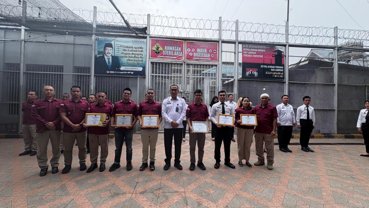 Karutan Tanjung Pura Berikan Penghargaan kepada Enam Petugas