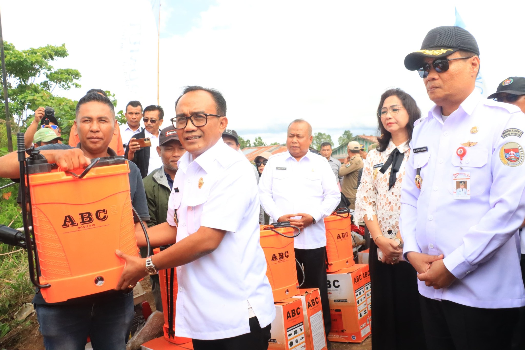 Wakil Bupati Samosir Terima Bantuan Pertanian dari Pemprov Sumut dan Serahkan ke Kelompok Tani