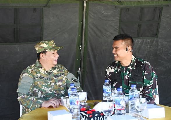 Bupati Samosir dan Dandim 0210/TU Turun Langsung Bersihkan Eceng Gondok di Danau Toba