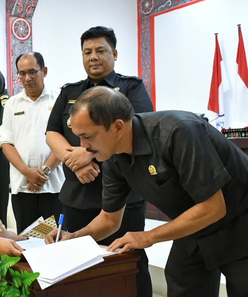 Tiga Ranperda Kabupaten Samosir Disahkan, Bupati Vandiko Tekankan Tata Kelola Pemerintahan yang Akuntabel