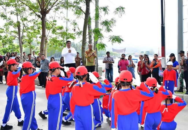 Bupati Samosir Lepas Lomba Gerak Jalan Semarakkan HUT ke-80 RI