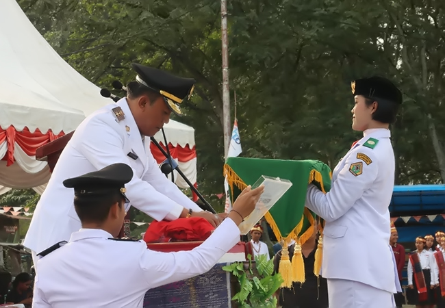 Upacara penurunan bendera  dalam rangka HUT RI Ke-80 tingkat Kabupaten Samosir berjalan dengan sukses. Setelah berhasil mengibarkan bendera merah putih, Paskibraka Kabupaten Samosir kembali  menjalankan tugas penurunan bendera  dengan baik. Upacara dipimpin Wakil Bupati Samosir Ariston Tua Sidauruk dihadiri Forkopimda, Sekdakab. Samosir Marudut Sitinjak, para SAB, para Asisten, Kadis Kominfo Immanuel Sitanggang dan Pimpinan OPD se-Kabupaten Samosir,  TNI/Polri dan Jajaran ASN Pemkab. Samosir di Tanah Lapang Pangururan, 17/08.