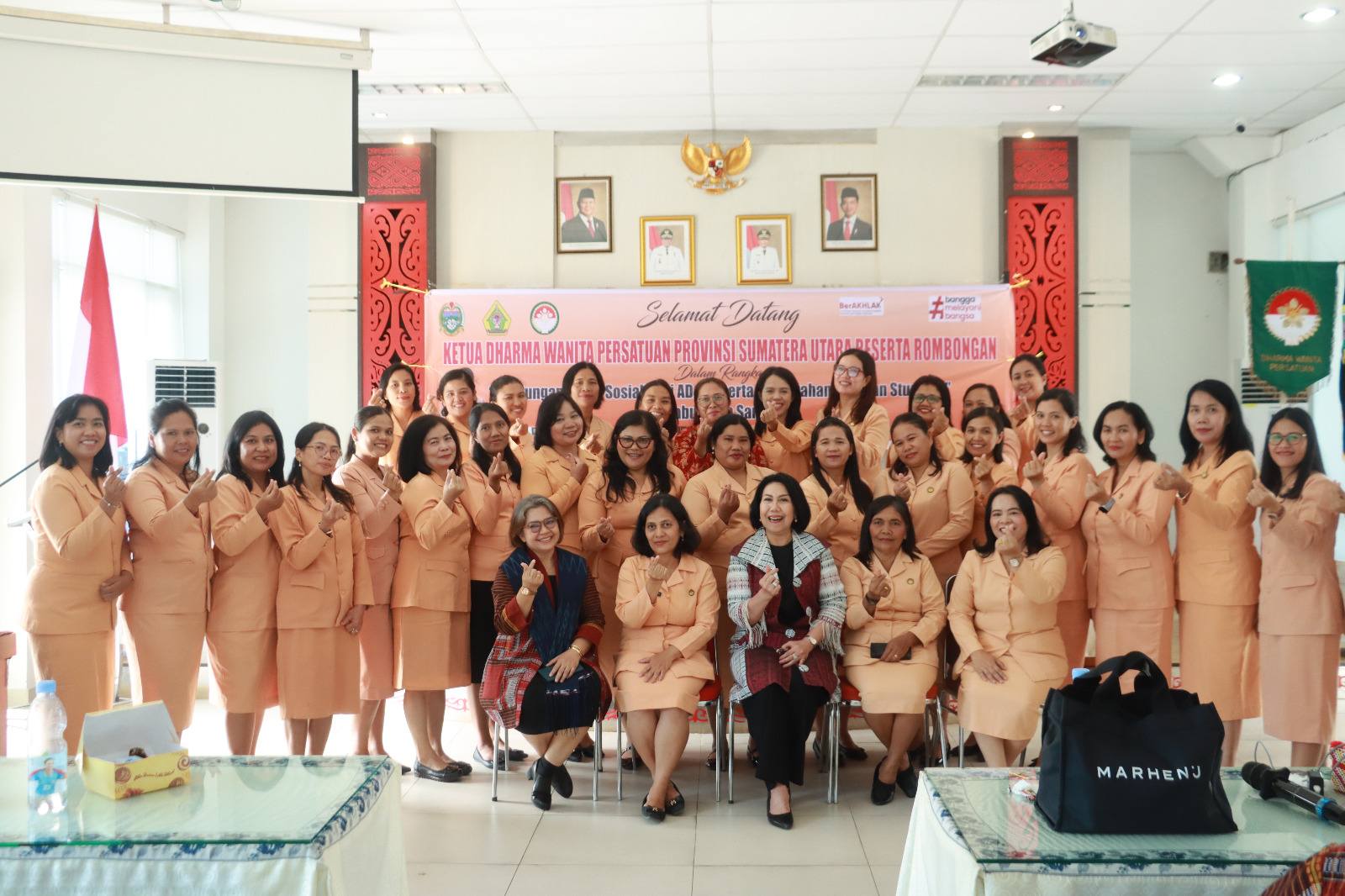 DWP Sumut Sosialisasikan AD/ART dan Salurkan Bantuan Stunting di Samosir