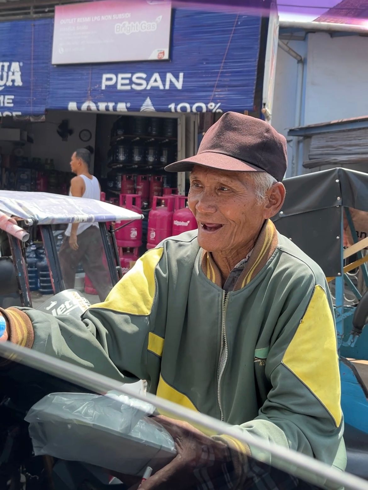 Jum’at Berkah, Kantor Pertanahan Deli Serdang Bagikan Makanan kepada Warga Sekitar