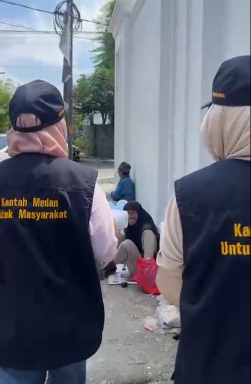 Kantor Pertanahan Kota Medan Gelar “Jumat Berkah”, Bagikan Paket Makanan untuk Warga yang Membutuhkan