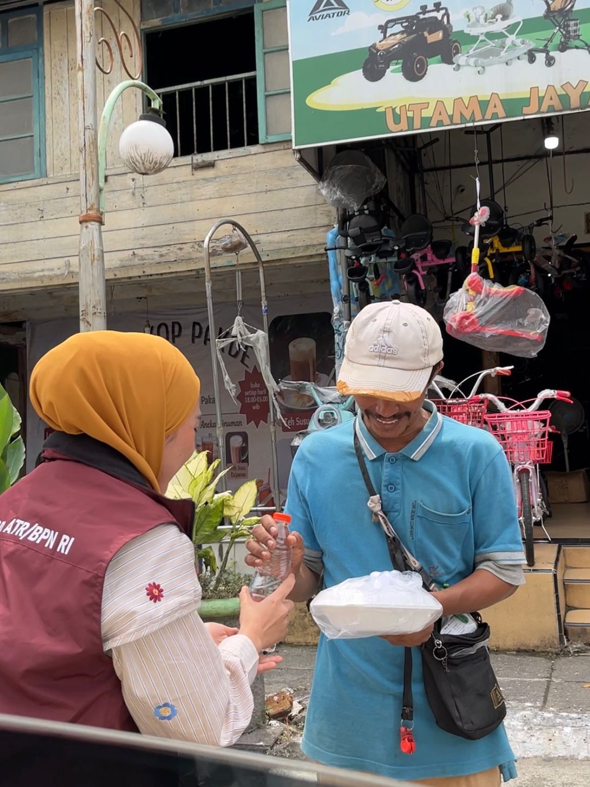 Kantah Deli Serdang Gelar Jum’at Berkah, Bagikan Makanan untuk Warga Sekitar