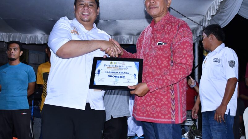 ANTAP FC JUARA I BUPATI CUP III, BUPATI SAMOSIR SERAHKAN PIALA BERGILIR.