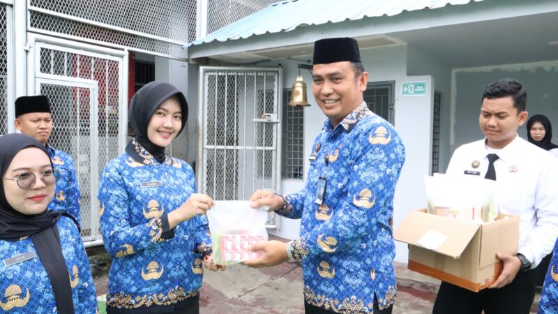 Jaga Kesehatan Tubuh, Karutan Tanjung Pura Bagikan Multivitamin kepada Pegawai