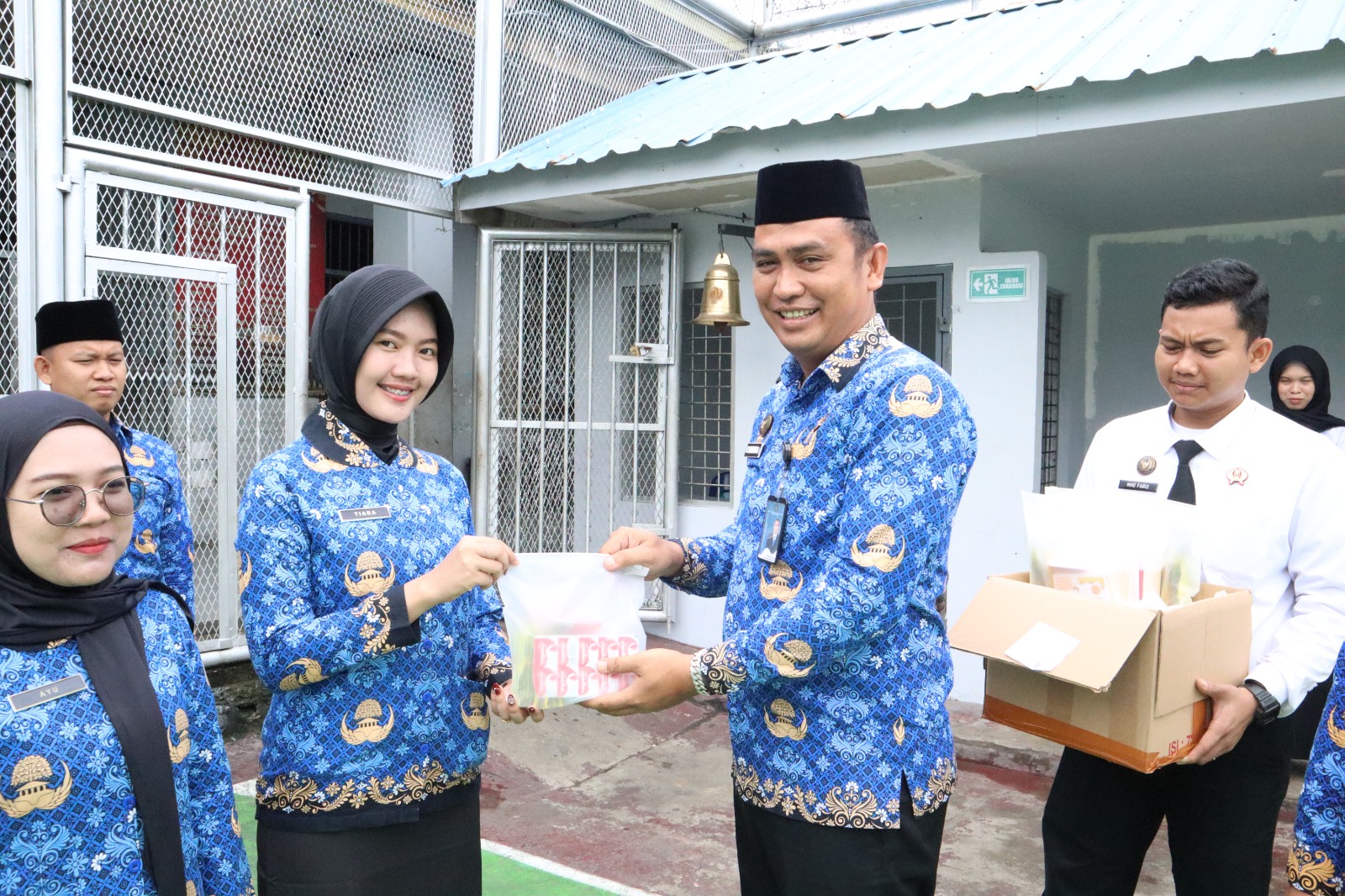 Jaga Kesehatan Tubuh, Karutan Tanjung Pura Bagikan Multivitamin kepada Pegawai