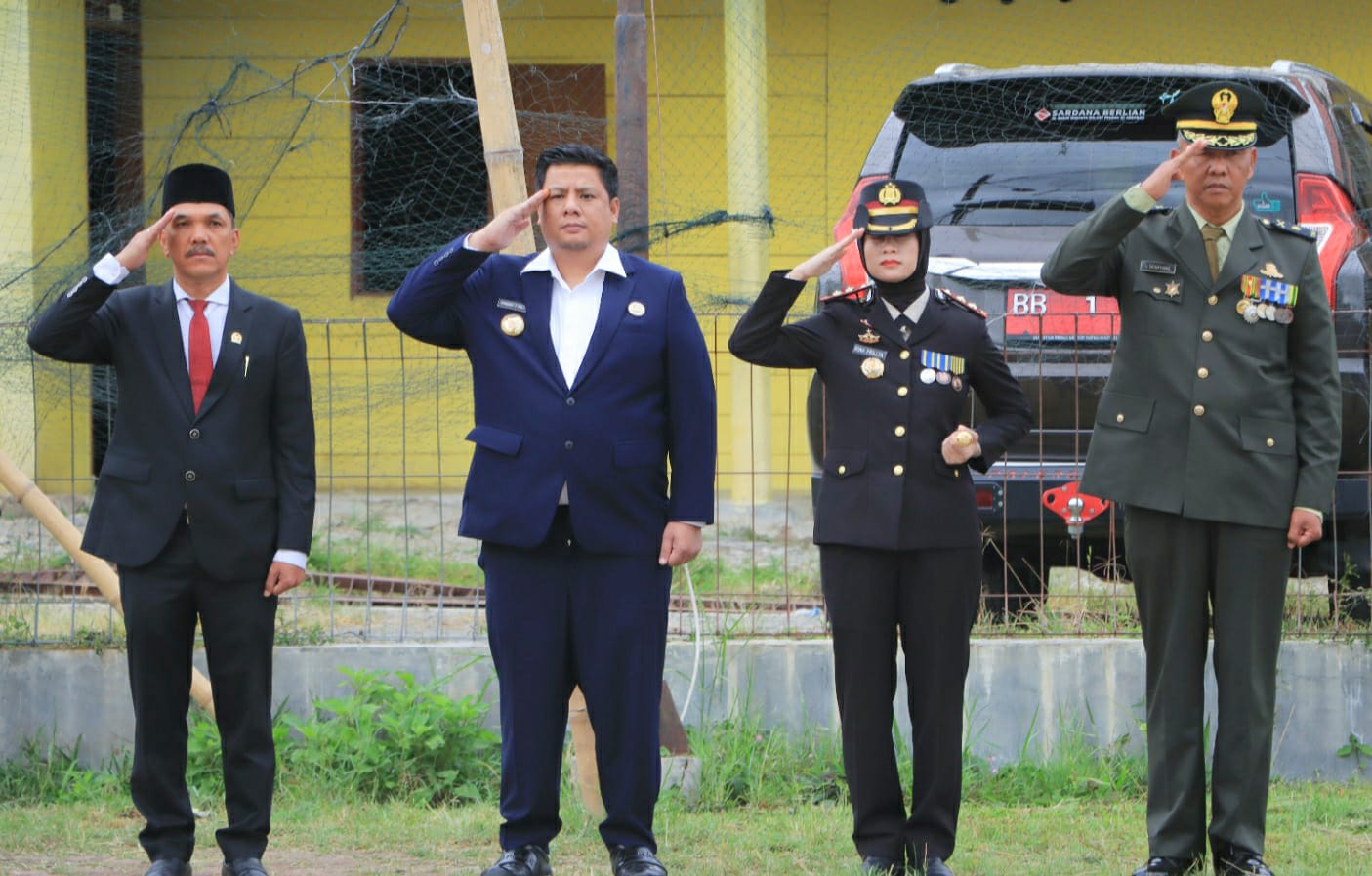 BUPATI SAMOSIR INSPEKTUR UPACARA HARI PAHLAWAN, KENANG JASA PAHLAWAN LEWAT ZIARAH TABUR BUNGA DI SIDAMDAM.