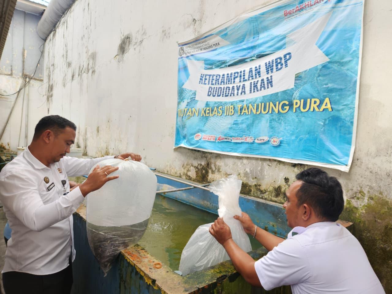 Tebar 1000 Ekor Bibit Gurame, Rutan Tanjung Pura Terus Dukung Program Ketahanan Pangan Nasional